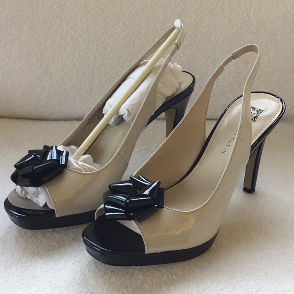 Incline tan and black heels